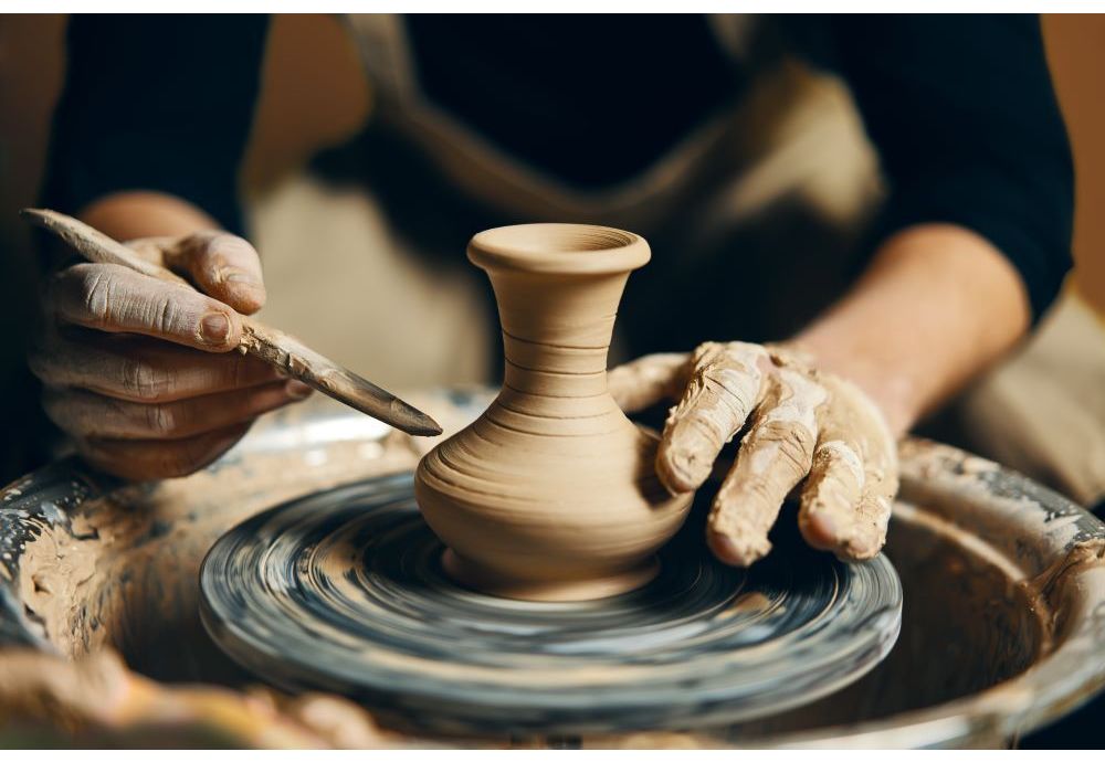 Maestria nell’arte del vasaio: la creazione artistica della ceramica