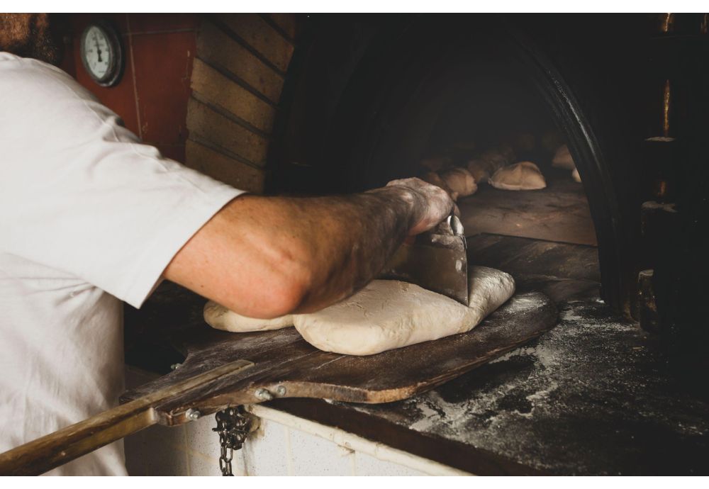 Cuocere il pane in un forno a legna tradizionale