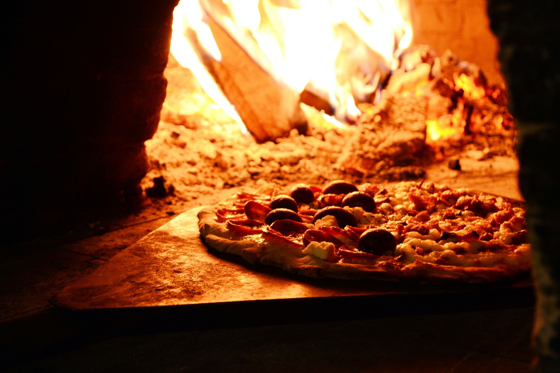 cottura della pizza in un forno a legna